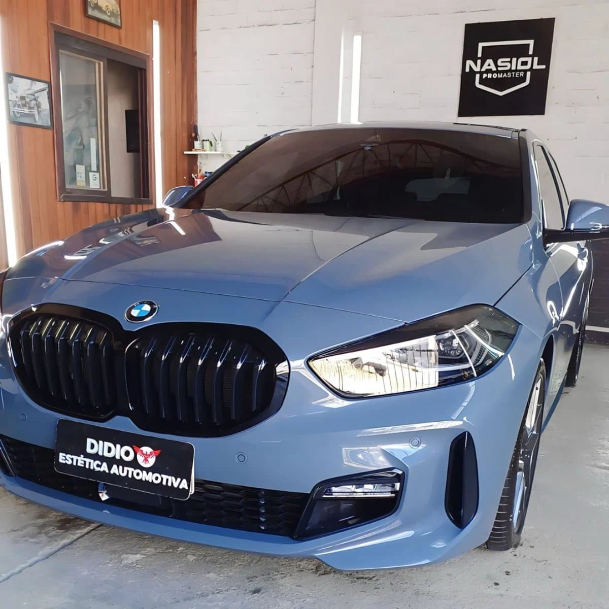 BMW Série 1 azul com acabamento espelhado após detailing na Didio