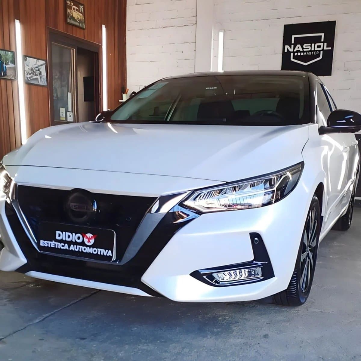 Nissan Sentra branco com acabamento espelhado na Didio